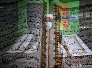 Melihat Al-Quran Raksasa Koleksi Jakarta Islamic Center