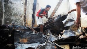Mengais Sisa-sisa Kebakaran Tamansari