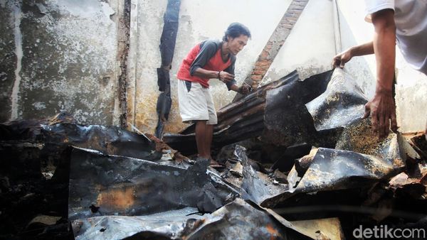 Mengais Sisa-sisa Kebakaran Tamansari