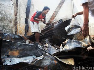 Mengais Sisa-sisa Kebakaran Tamansari