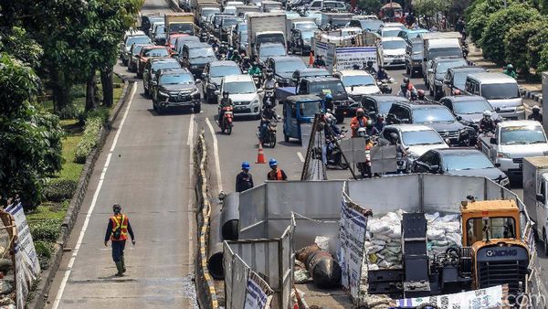 Kendaraan Mengular di Glodok Gegara Galian Pipa Air Minum