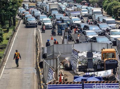 Kendaraan Mengular di Glodok Gegara Galian Pipa Air Minum