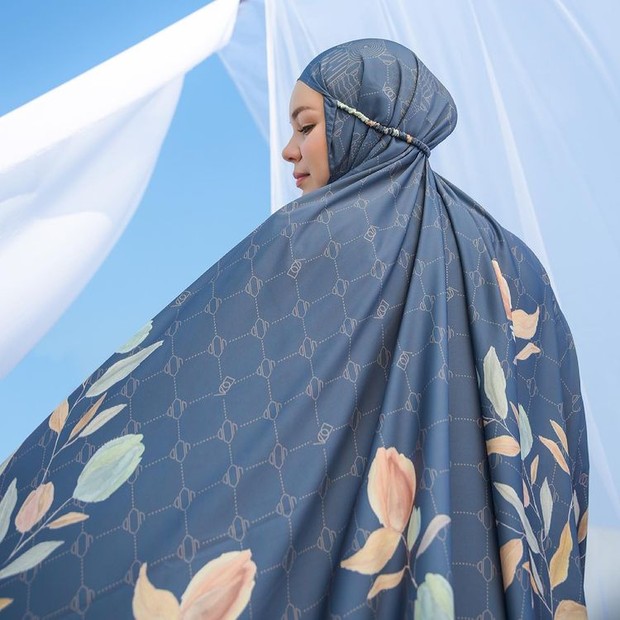 Mukena Dewi Sandra/sumber: Instagram.com/doa.indonesia Mukena Dewi Sandra