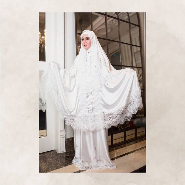 Mukena Syahrini/sumber: Instagram.com/fatimahsyahrini mukena syahrini