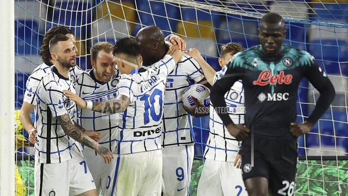 Inter Milans Christian Eriksen, third left, celebrates after scoring his teams first goal, during a Serie A soccer match between Napoli and Inter Milan at the Diego Armando Maradona Stadium in Naples, Italy, Sunday, April 18, 2021. (Alessandro Garofalo/LaPresse via AP)