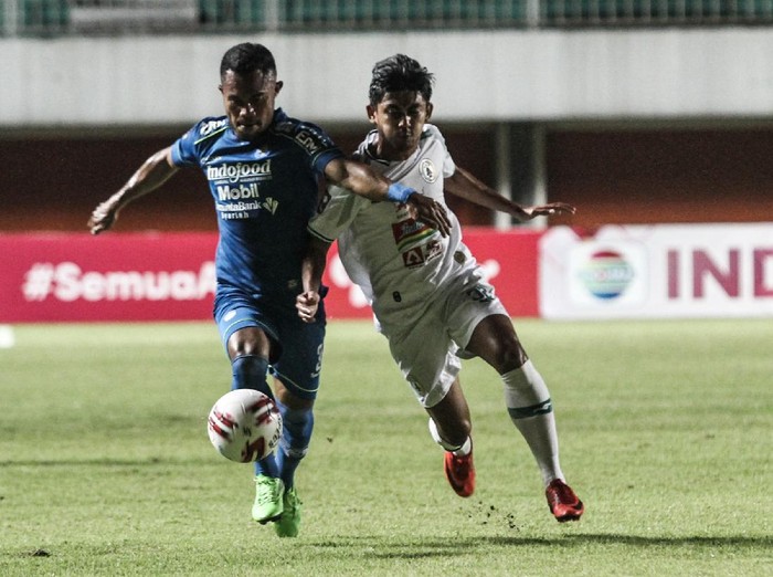 Pesepak bola Persib Bandung Ardi Idrus (kiri) berebut bola dengan pesepak bola PS Sleman Arsyad Yusgiantoro (kanan) saat pertandingan semifinal leg I Piala Menpora 2021 di Stadion Maguwoharjo, Sleman, DI Yogyakarta, Jumat (16/4/2021). ANTARA FOTO/hendra Nurdiyansyah/aww.