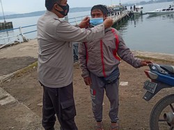 Sat Polair Polres Sumbawa Beri Masker ke Warga di Dermaga Pantai Goa