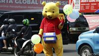 Potret Badut Jual Balon Seikhlasnya di SPBU