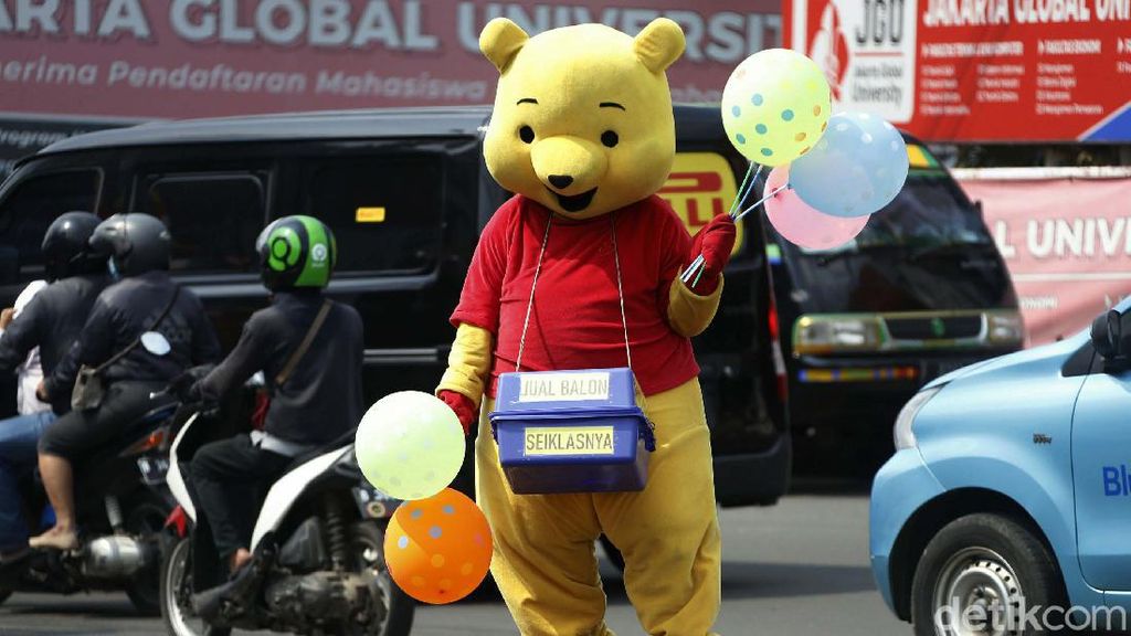Potret Badut Jual Balon Seikhlasnya di SPBU Potret Badut Jual Balon Seikhlasnya di SPBU