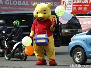 Potret Badut Jual Balon Seikhlasnya di SPBU