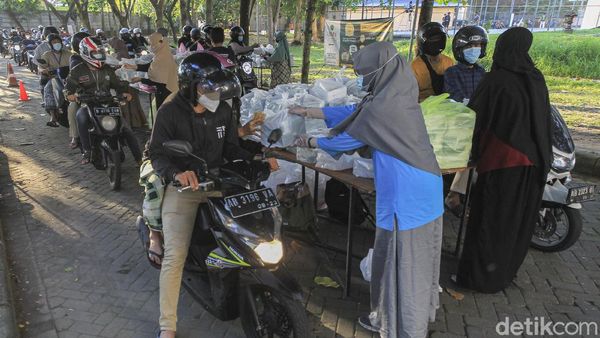 1500 Takjil Dibagikan Secara Drive Thru untuk Mahasiswa Yogya