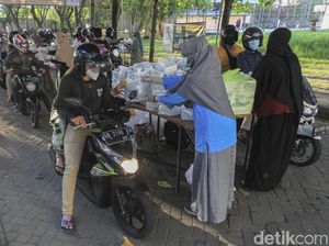 1500 Takjil Dibagikan Secara Drive Thru untuk Mahasiswa Yogya 1500 Takjil Dibagikan Secara Drive Thru untuk Mahasiswa Yogya