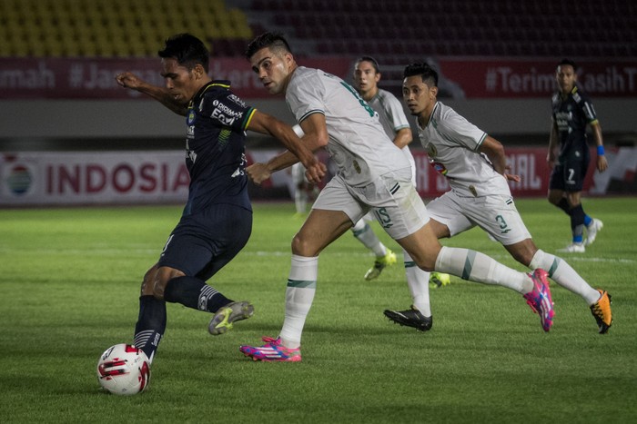Pemain Persib Bandung Frets Listanto Butuan (kiri) berusaha melewati hadangan dua pemain PSS Sleman Fabiano Rosa Beltrame (kedua kiri) dan Muhammad Bagus Nirwanto (kedua kanan) pada Pertandingan Semifinal Leg ke-2 Piala Menpora di Stadion Manahan, Solo, Jawa Tengah, Senin (19/4/2021). ANTARA FOTO/Mohammad Ayudha/foc.