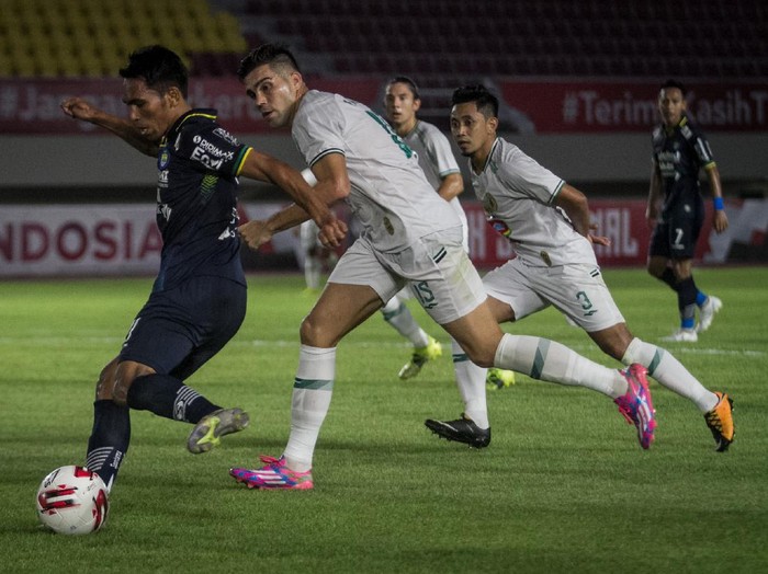 Pemain Persib Bandung Frets Listanto Butuan (kiri) berusaha melewati hadangan dua pemain PSS Sleman Fabiano Rosa Beltrame (kedua kiri) dan Muhammad Bagus Nirwanto (kedua kanan) pada Pertandingan Semifinal Leg ke-2 Piala Menpora di Stadion Manahan, Solo, Jawa Tengah, Senin (19/4/2021). ANTARA FOTO/Mohammad Ayudha/foc.