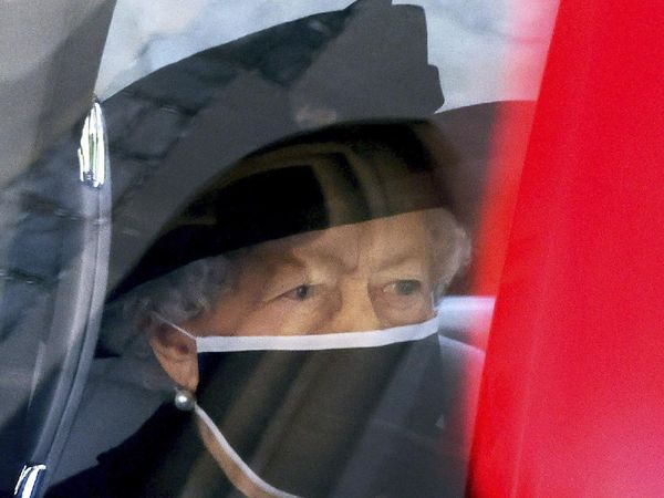 8 Foto Ratu Elizabeth di Pemakaman Suaminya, Pakai Bros Penuh Makna