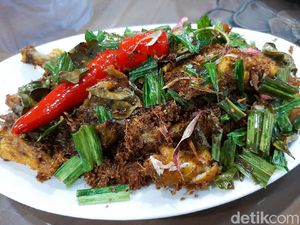 Resto dSDL: Harum Sedap Ayam Ngumpet Bertabur Serundeng Melimpah Resto dSDL: Harum Sedap Ayam Ngumpet Bertabur Serundeng Melimpah