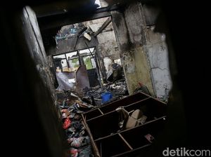 Video: Rumah Terbakar, Warga Minta Pabrik Lilin di Jakbar Ganti Rugi Rp 500 Juta Video: Rumah Terbakar, Warga Minta Pabrik Lilin di Jakbar Ganti Rugi Rp 500 Juta