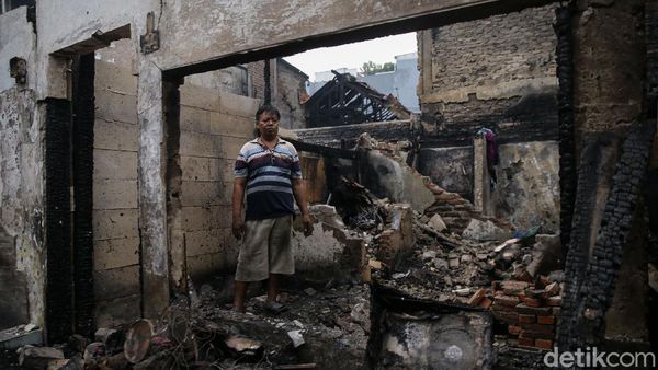 Saat Warga Mencari Barang Berharga Usai Kebakaran Tamansari Jakbar
