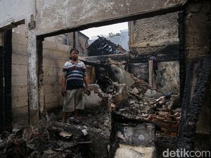 Saat Warga Mencari Barang Berharga Usai Kebakaran Tamansari Jakbar Saat Warga Mencari Barang Berharga Usai Kebakaran Tamansari Jakbar