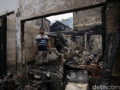 Saat Warga Mencari Barang Berharga Usai Kebakaran Tamansari Jakbar