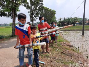 Melihat Bocah di Purwakarta Ngabuburit Sambil Bermain Belesong