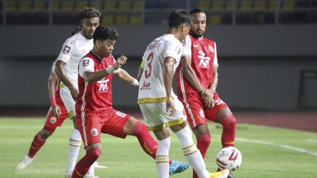 Semifinal Leg ke-2 Piala Menpora Persija Jakarta Vs PSM Makassar Pemain PSM Makassar berebut bola dengan pemain Persija Jakarta pada Semifinal Leg ke-2 Piala Menpora di Stadion Manahan, Solo, Jawa Tengah, Minggu (18/4/2021). ligaindonesiabaru.com