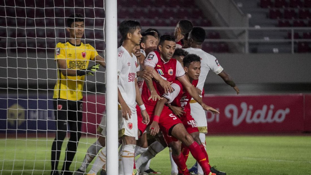 Hilmansyah (kiri - berbaju kuning) tampil gemilang kala PSM Makassar menghadapi Persija Jakarta di leg II semifinal Piala Menpora. (Foto: ANTARA FOTO/MOHAMMAD AYUDHA)