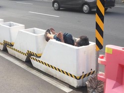 Seorang Pria Nyungsep di Pembatas Jalur Sepeda Permanen Jl Sudirman