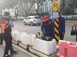 Evakuasi Lansia yang Terjepit di Rongga Beton Pembatas Jalur Sepeda