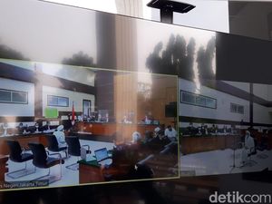 Hakim Cecar Satpol PP: Tak Ada Upaya Putar Balik Massa Rizieq? Hakim Cecar Satpol PP: Tak Ada Upaya Putar Balik Massa Rizieq?