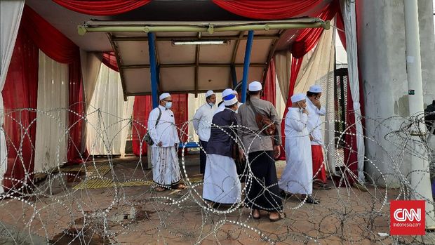 Beberapa simpatisan Rizieq tampak merapat di posko kemanusiaan yang didirikan polisi. Posko tersebut berada di sekitar Pengadilan Negeri Jakarta Timur, Senin (19/4). CNNIndonesia/Syakirun Niam