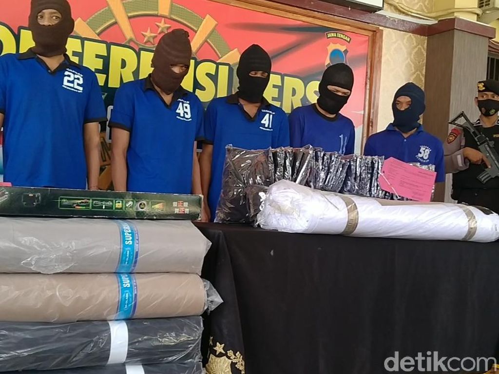 Sopir Travel di Pekalongan Curi Kain-Gamis hingga Ratusan Juta Sopir Travel di Pekalongan Curi Kain-Gamis hingga Ratusan Juta