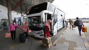 Potret Suasana Mudik Awal di Terminal Pulo Gebang