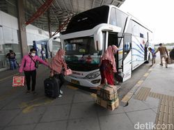 Potret Suasana Mudik Awal di Terminal Pulo Gebang