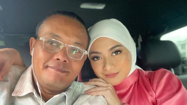 Mengejutkan tiba-tiba Nathalie menghapus fotonya dengan Sule dan mengunggah kata kata galau di Instagram Storiesnya. Yuk kita intip lagi momen romantis mereka berdua!