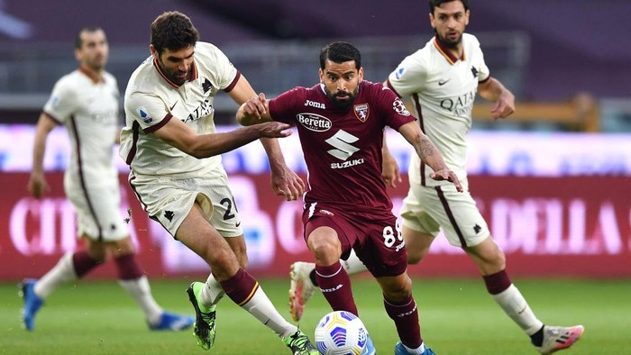 TURIN, ITALY - APRIL 18: Tomas Rincon of Torino F.C. and Federico Fazio of Roma  battle for the ball  during the Serie A match between Torino FC  and AS Roma at Stadio Olimpico di Torino on April 18, 2021 in Turin, Italy. Sporting stadiums around Italy remain under strict restrictions due to the Coronavirus Pandemic as Government social distancing laws prohibit fans inside venues resulting in games being played behind closed doors. (Photo by Valerio Pennicino/Getty Images)