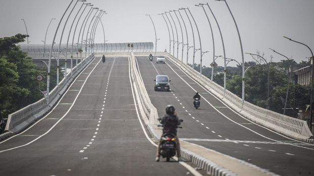 Jalan layang (Flyover) Cakung di Jakarta, Senin (19/4/2021). Pemprov DKI Jakarta melakukan uji coba tahap pertama pada jalan layang yang mengubungkan kecamatan Cakung dengan kecamatan Duren Sawit itu mulai 19-24 April 2021. ANTARA FOTO/Aprillio Akbar