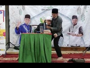 Ada Indikasi Pneumonia, Ustaz Zacky Mirza Harus Jalani Pengobatan Ada Indikasi Pneumonia, Ustaz Zacky Mirza Harus Jalani Pengobatan