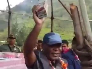 Keluarga Ikhlaskan Wafatnya Eks Bupati Yahukimo, Tolak Jenazah Diautopsi Keluarga Ikhlaskan Wafatnya Eks Bupati Yahukimo, Tolak Jenazah Diautopsi