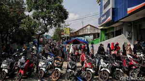 Potret Antrean Warga Ambil BLT UMKM Rp 1,2 Juta di Rorotan