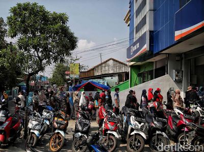 Potret Antrean Warga Ambil BLT UMKM Rp 1,2 Juta di Rorotan