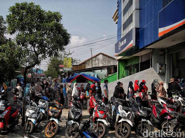 Potret Antrean Warga Ambil BLT UMKM Rp 1,2 Juta di Rorotan