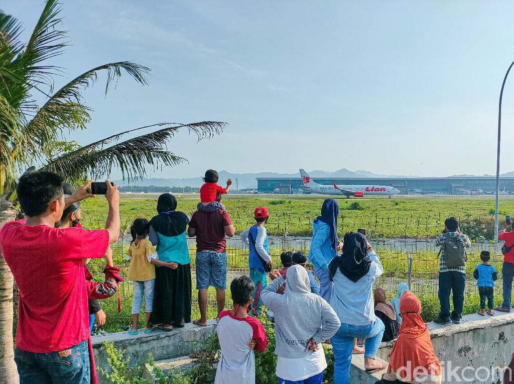 Bahagia Itu Sederhana, Nonton Pesawat Lewat di Bandara YIA Bahagia Itu Sederhana, Nonton Pesawat Lewat di Bandara YIA