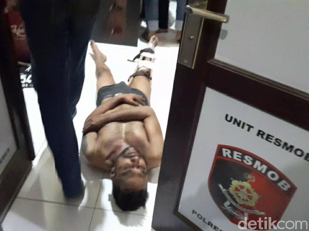 Ini Tampang Pemobil yang Ditembak Polisi Usai Terobos Mapolres Brebes Ini Tampang Pemobil yang Ditembak Polisi Usai Terobos Mapolres Brebes