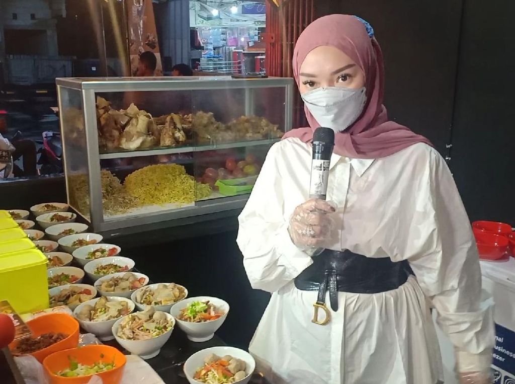 Tawa Bahagia Zaskia Gotik, Ultah Ke-32 Dapat Jam Tangan Mahal dari Suami Tawa Bahagia Zaskia Gotik, Ultah Ke-32 Dapat Jam Tangan Mahal dari Suami