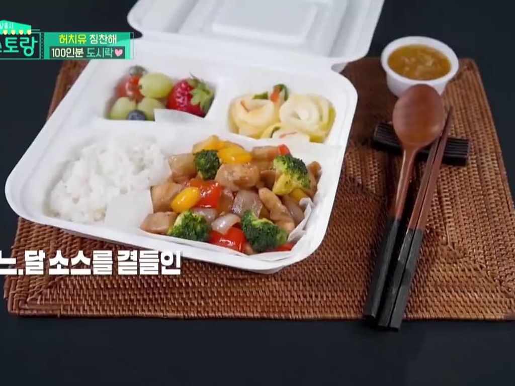Mulia! Lee Yuri Masak 100 Porsi Nasi Kotak untuk Difabel dan Lansia Mulia! Lee Yuri Masak 100 Porsi Nasi Kotak untuk Difabel dan Lansia