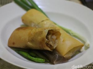 Jajan Lumpia dan Es Pisang Ijo di Pasar Takjil Sulfat Malang