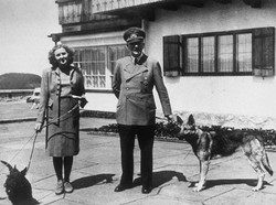 Kisah Hitler Tega Membunuh Manusia tapi Sayang Satwa