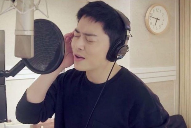 Aktor Jo Jung Suk saat rekaman untuk OST. Hospital Playlist/Sumber/Soompi. Aktor Jo Jung Suk saat rekaman untuk OST. Hospital Playlist.