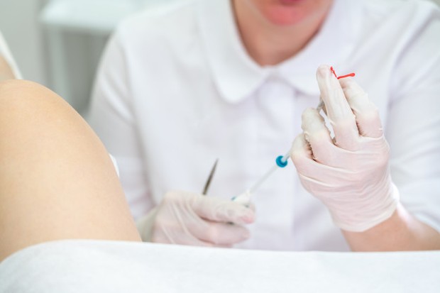 Di sisi lain, metode hormonal (Suntik, Pil, Patch, Cincin, Implan) dapat menyebabkan efek samping pada beberapa pengguna. Beberapa diantaranya adalah mual, nyeri payudara, dan perdarahan tidak teratur.